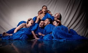 Elenco de Peixes formado por Eduardo Schmidt, Daniel Cavalheiro, Fayola Ferreira, Geórgia Macedo, Jo Ovadia, João Manoel Soares, Lincoln Pereira, Maria Carolina Aquino, Paula Degrazia e Paula Finn / foto: Edu Rabin