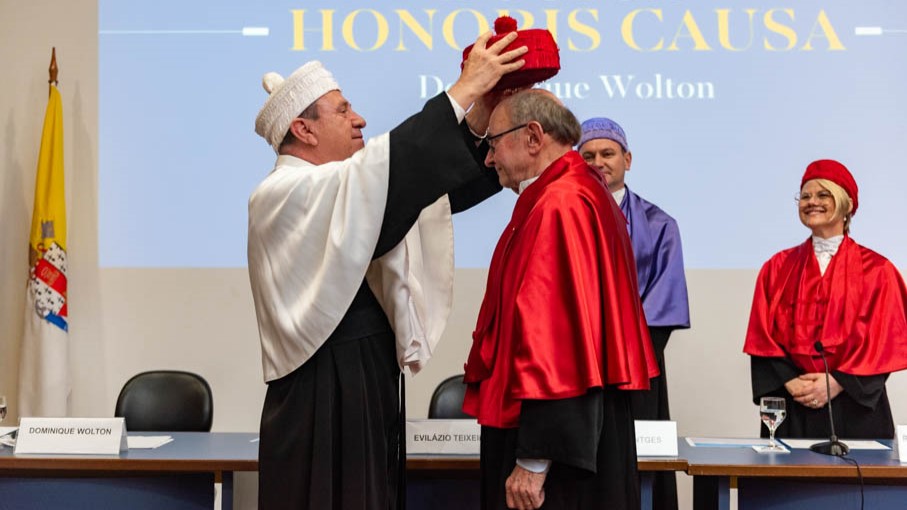 Dominique Wolton is honored with the title of Doctor Honoris Causa by PUCRS